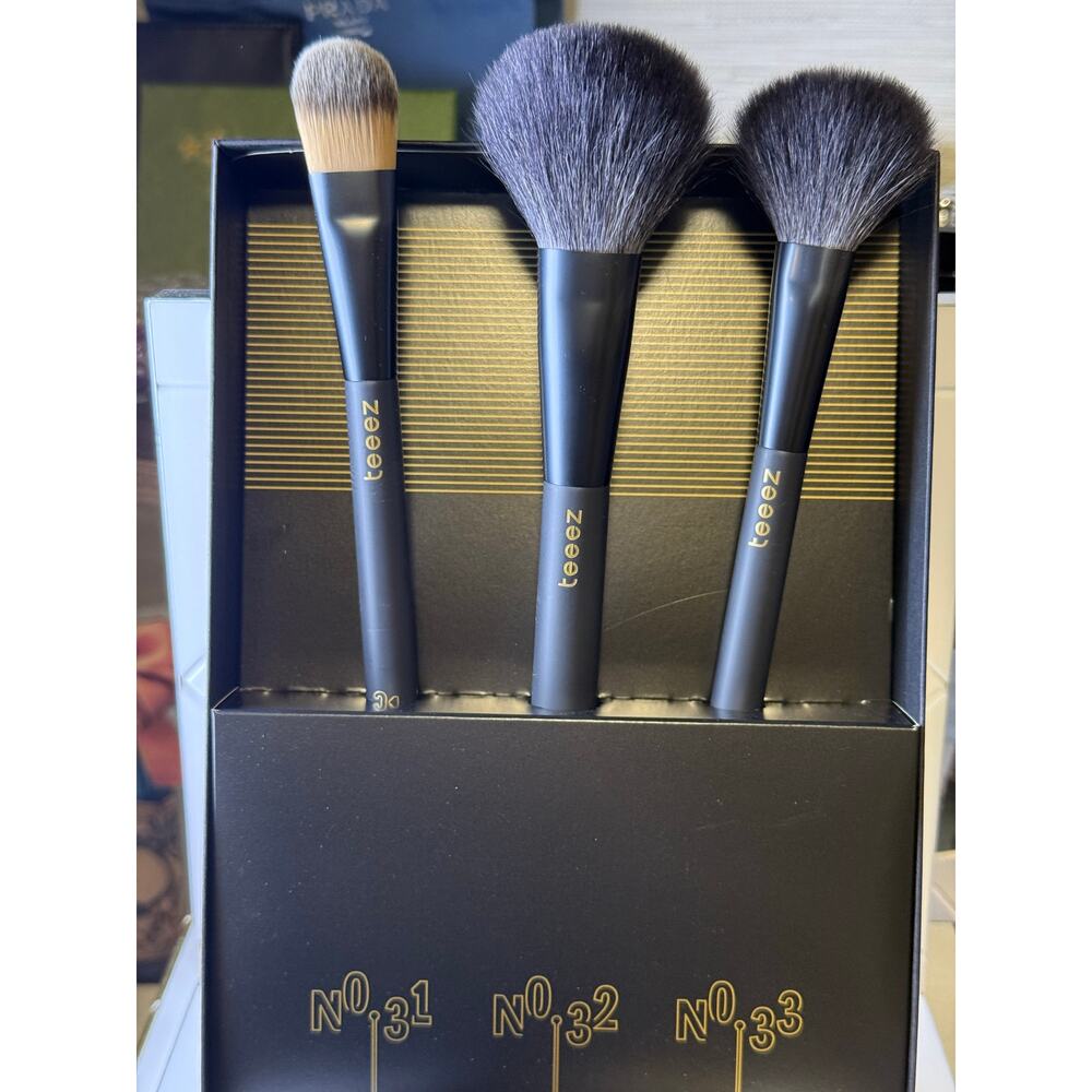 Teeze Make Up NECESSITY KIT EVERYDAY BRUSH ESSENTIALS - NEW in BOX